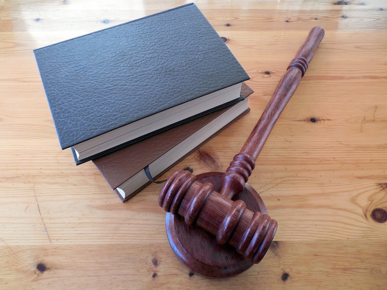 Legal books and a gavel representing independent expert evidence for legal proceedings